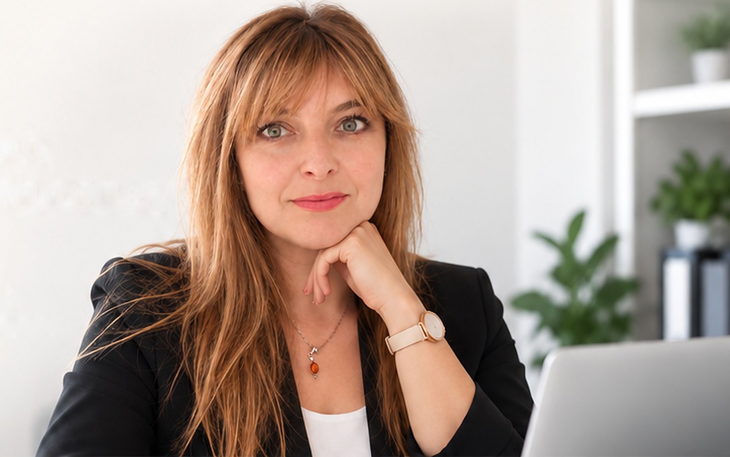 The founder of LENAVEDIA at her desk